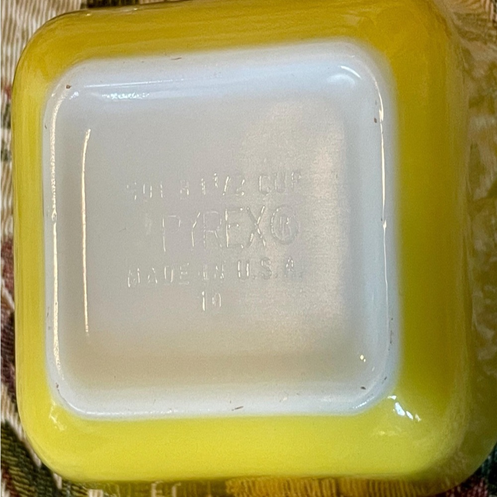 Yellow Glass Pyrex Containers with Lids - Picture 4 of 5